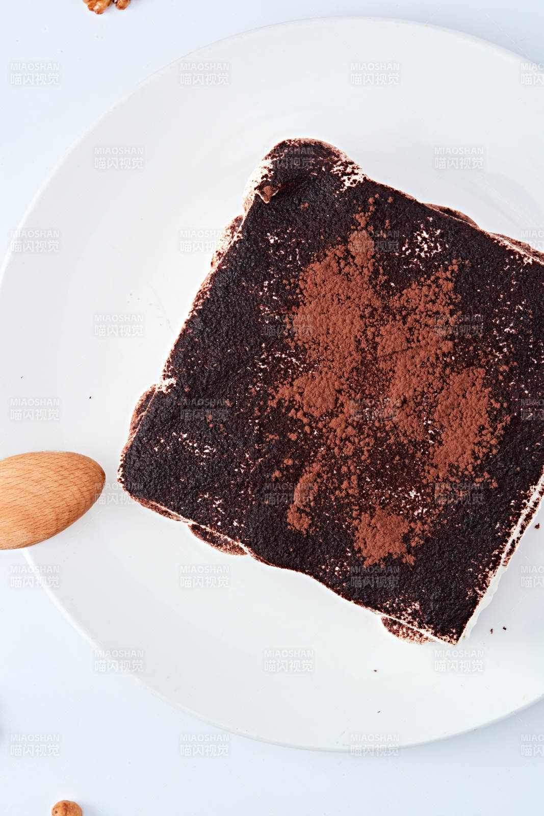 可可粉撒粉鲜奶酪黑森林蛋糕