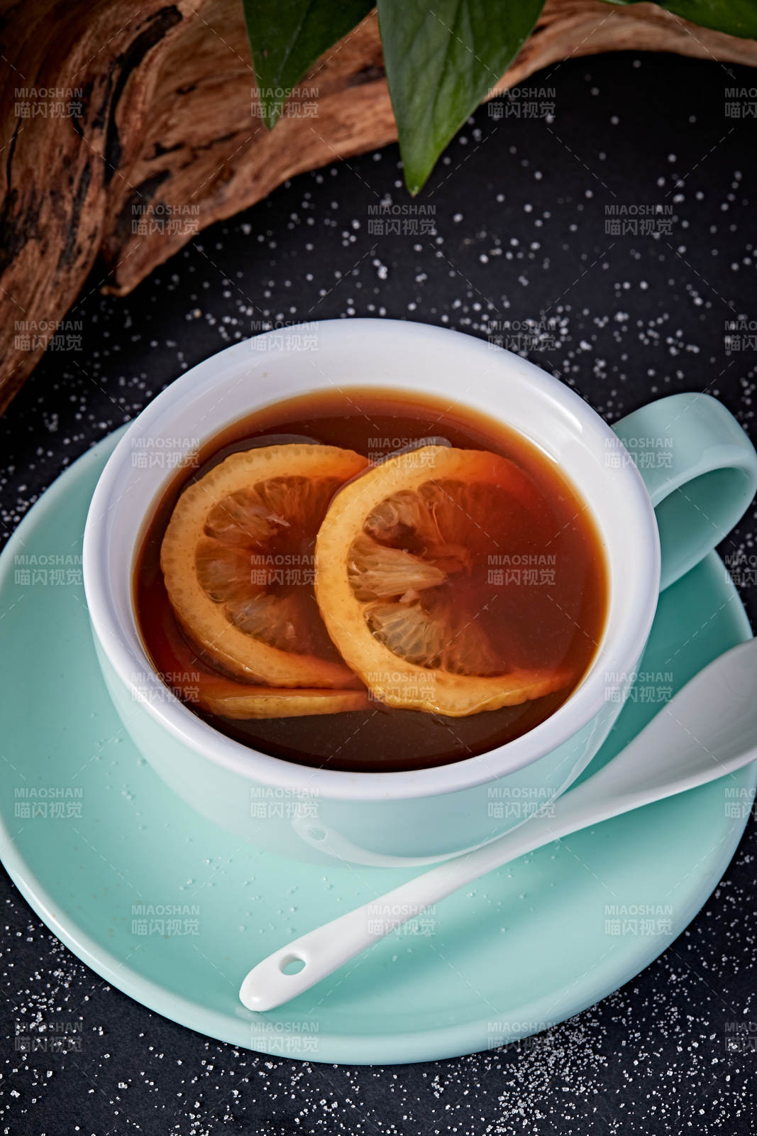 柠檬红茶摆放在黑色背景上