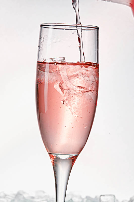 布满冰块的酒杯中的清凉桃子味预调酒