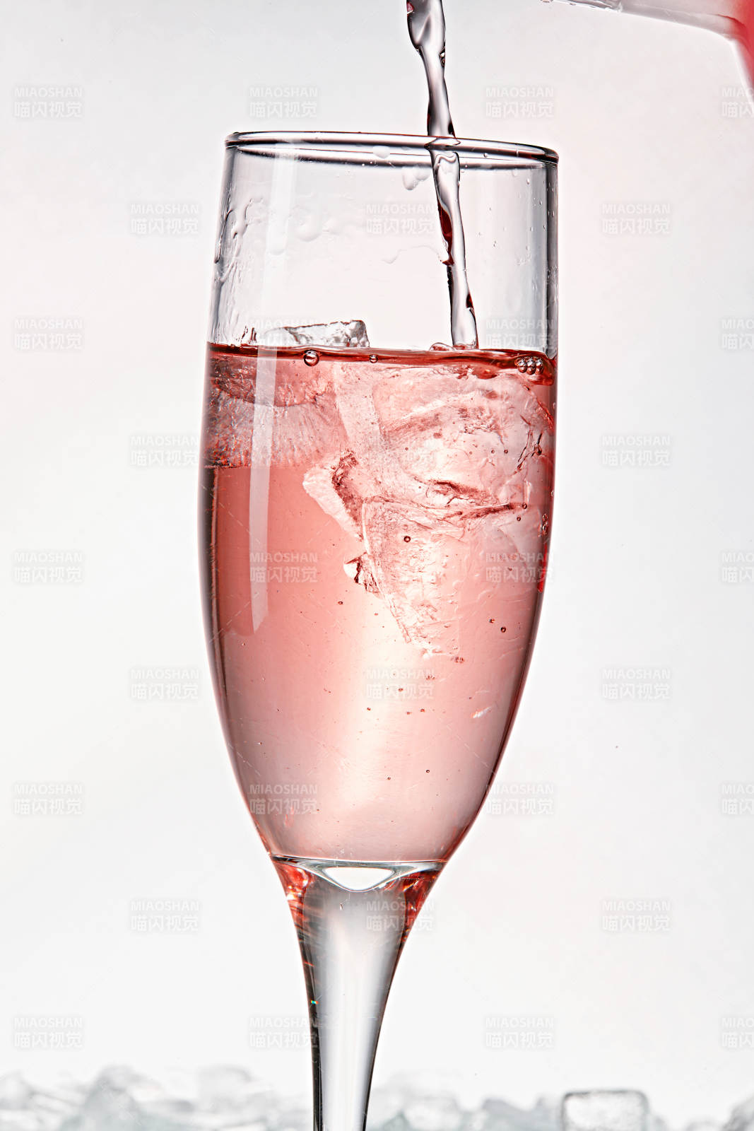 布满冰块的酒杯中的清凉桃子味预调酒