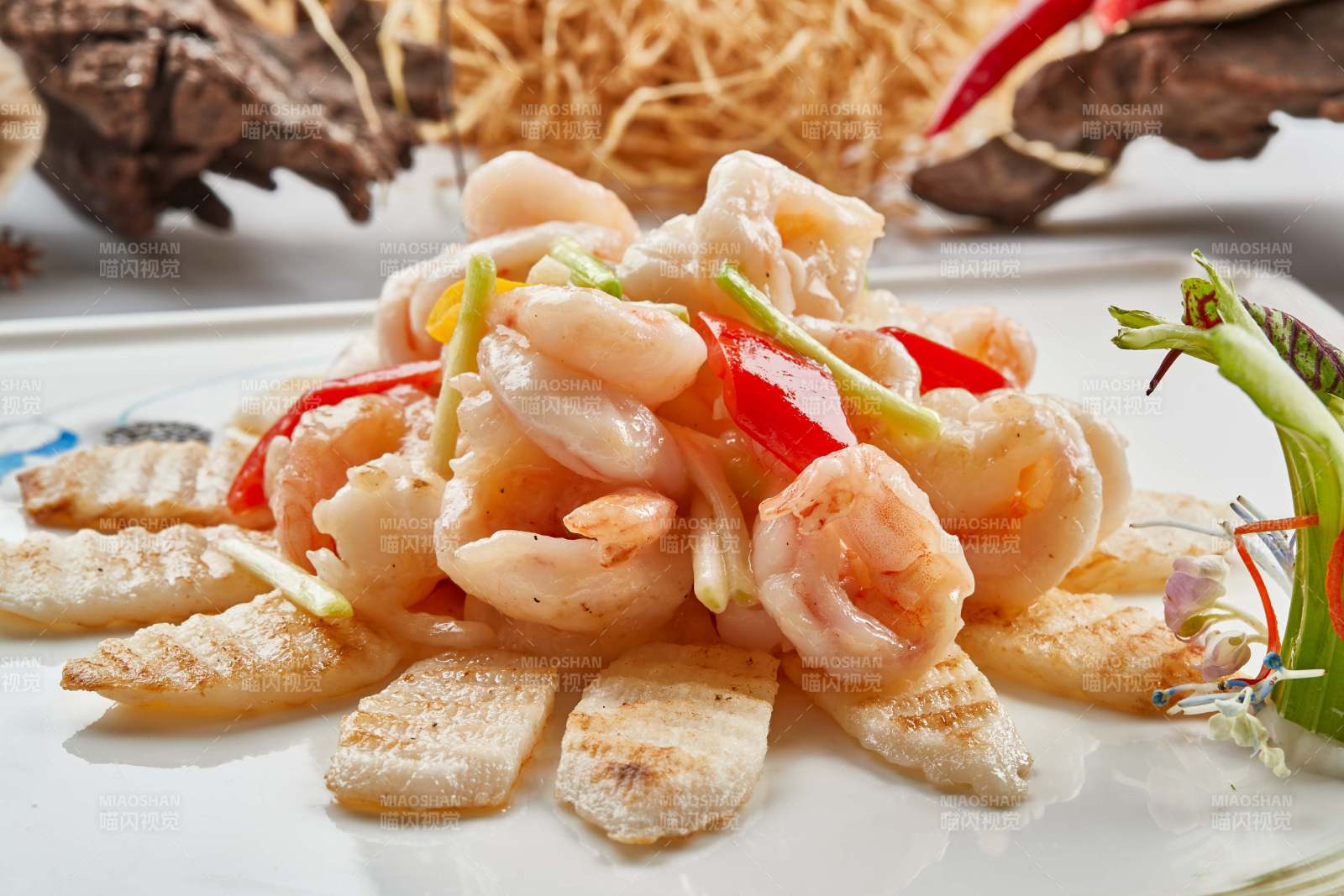 白色瓷盘装的铁板杏鲍菇清炒大虾仁-摄影图