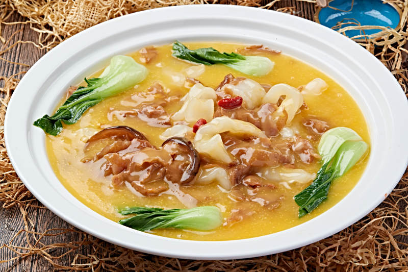 浓汤灵芝菌炖花胶