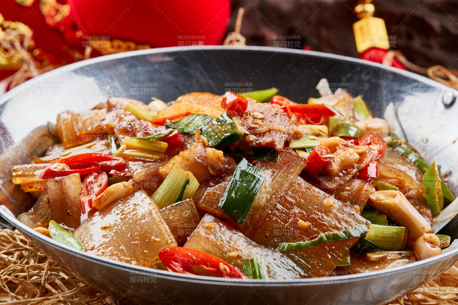 不銹鋼餐具裝的香辣蒜薹鍋仔冷面