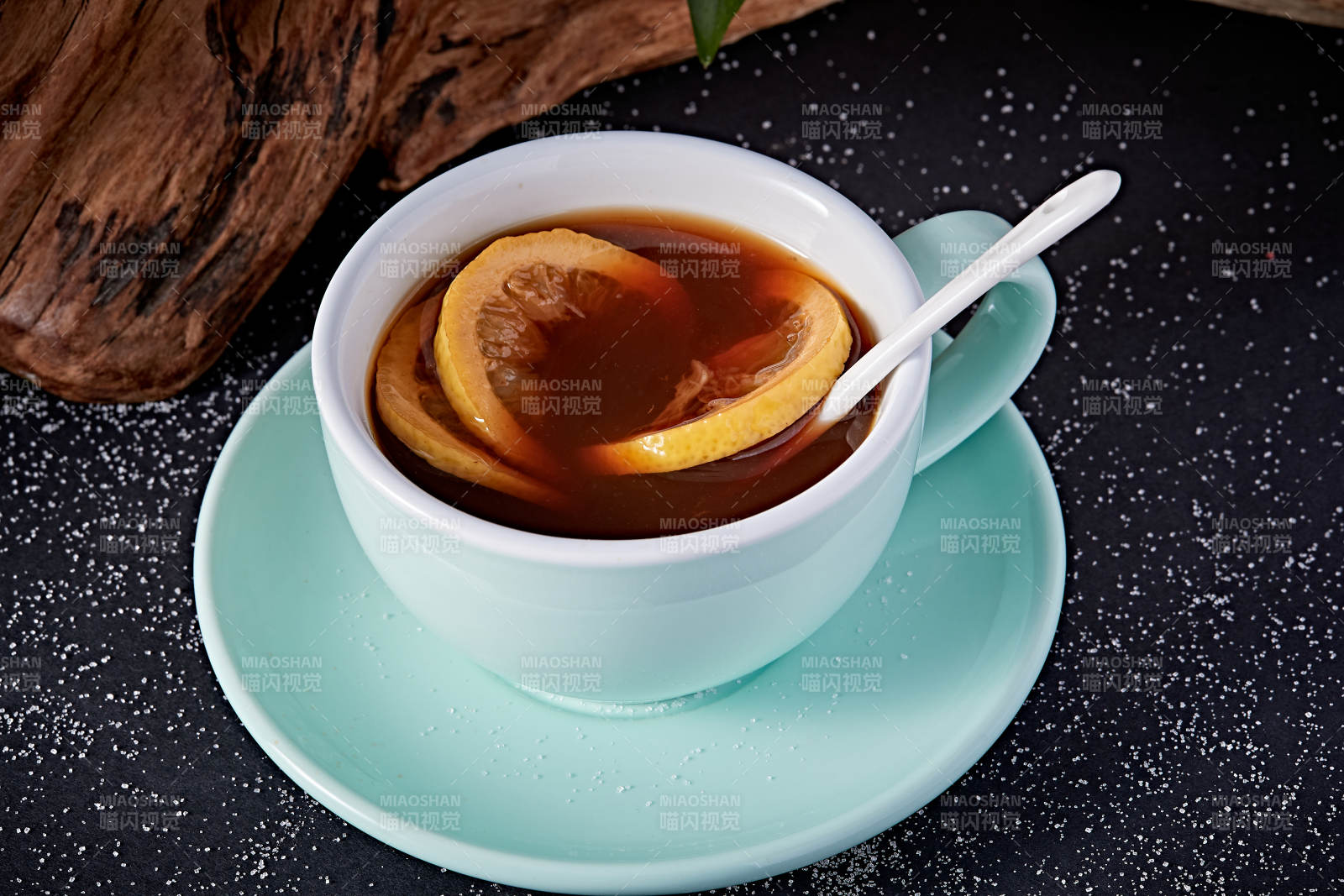 柠檬红茶摆放在黑色背景上