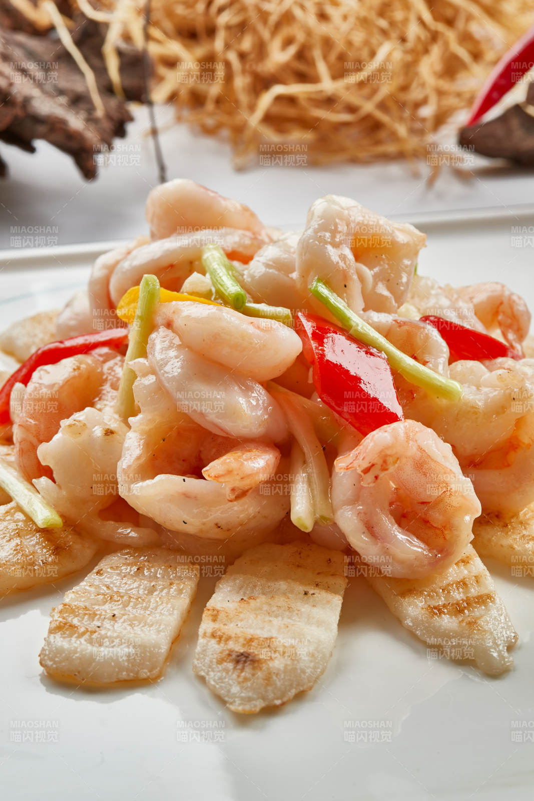 白色瓷盘装的铁板杏鲍菇清炒大虾仁-摄影图