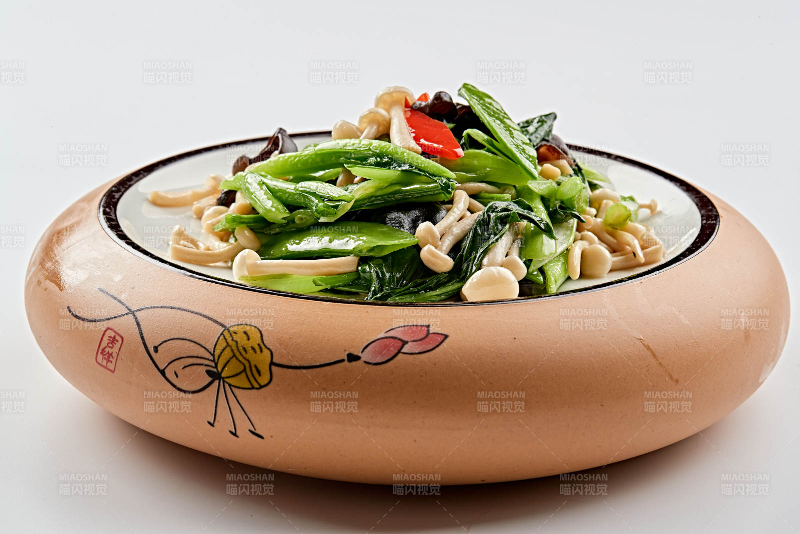 精美餐具装的粤式小炒彩椒蜜豆芥蓝白玉菇-摄影图