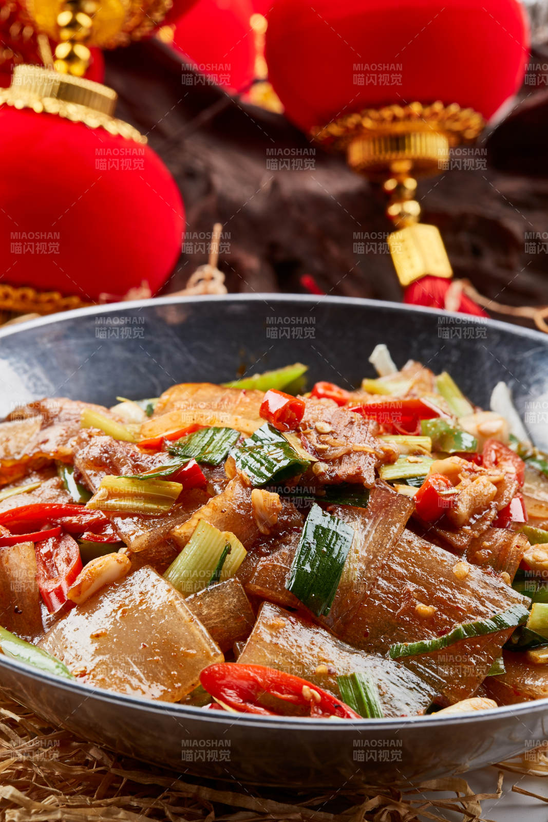 不銹鋼餐具裝的香辣蒜薹鍋?zhàn)欣涿?>
      </div>
      <div   id=