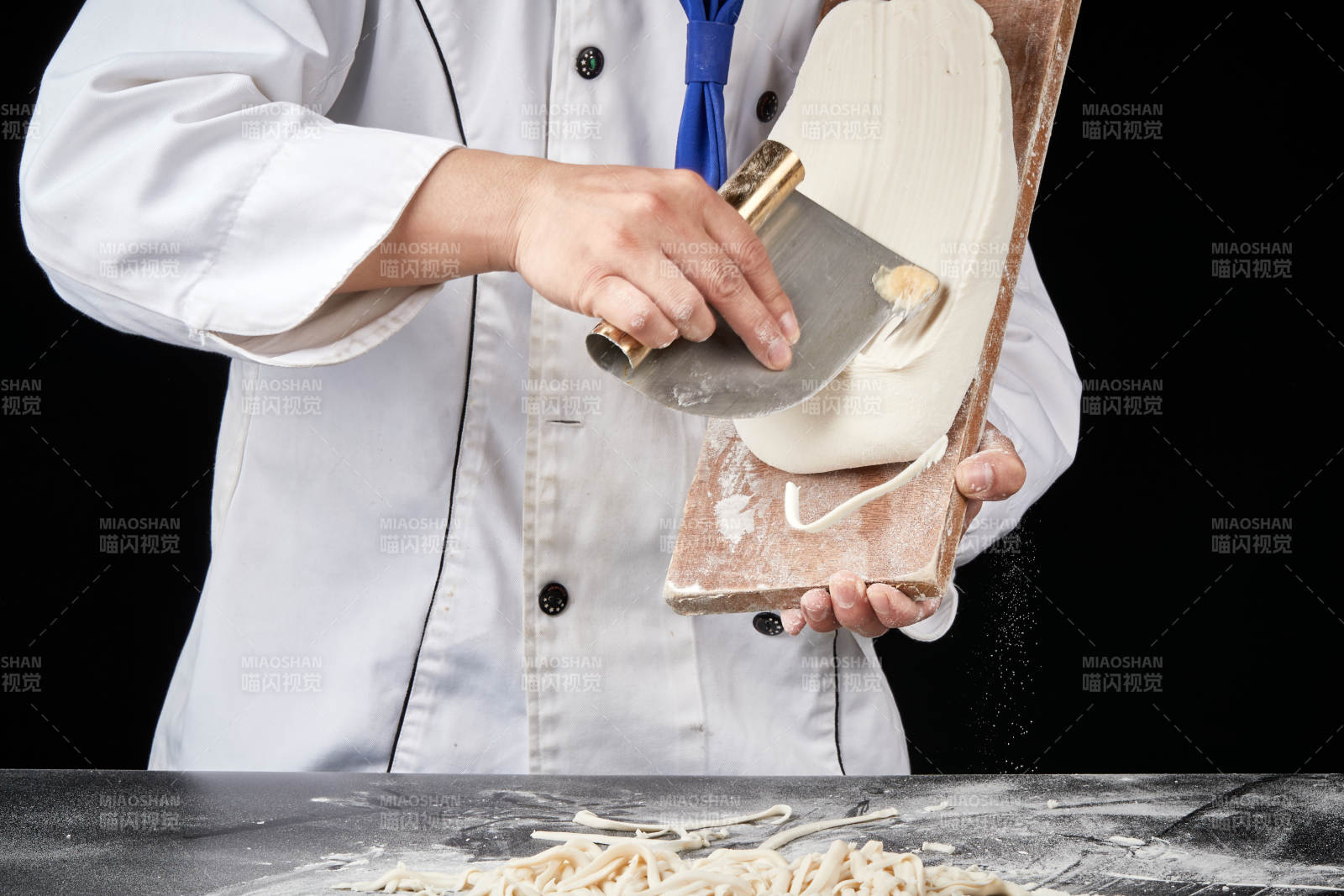 技藝精湛的山西刀削面師在展示刀削面制作
