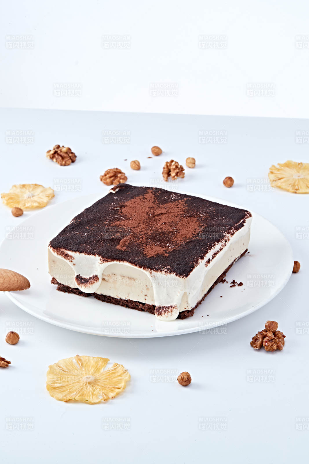 可可粉撒粉鲜奶酪黑森林蛋糕