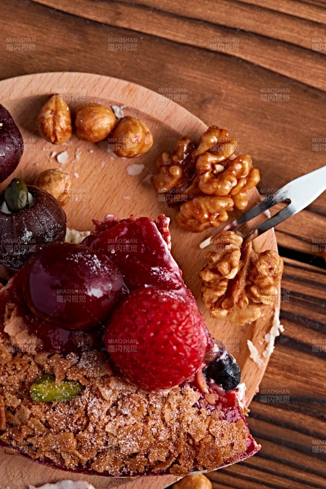 鮮水果點(diǎn)綴的鮮奶慕斯草莓烤堅(jiān)果生日蛋糕