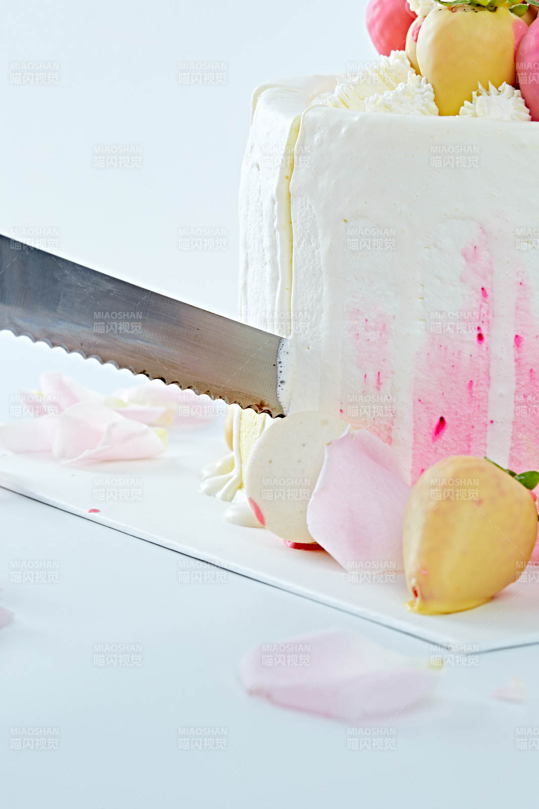 鲜草莓马卡龙法式多层奶夹心油蛋糕