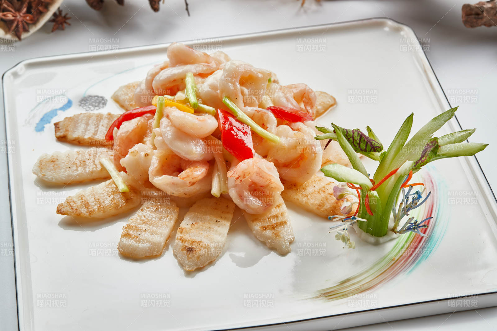 白色瓷盘装的铁板杏鲍菇清炒大虾仁-摄影图