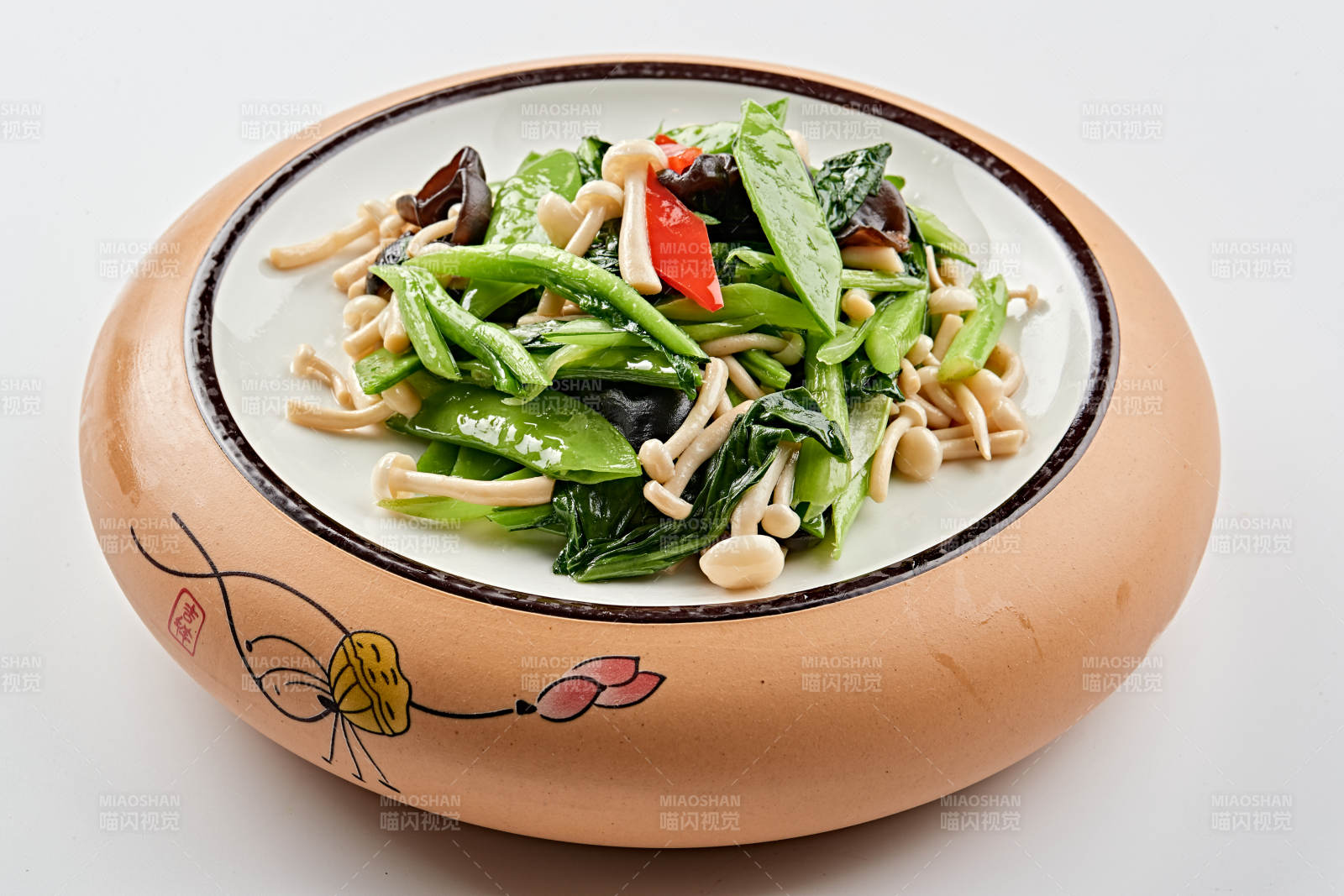 精美餐具装的粤式小炒彩椒蜜豆芥蓝白玉菇-摄影图