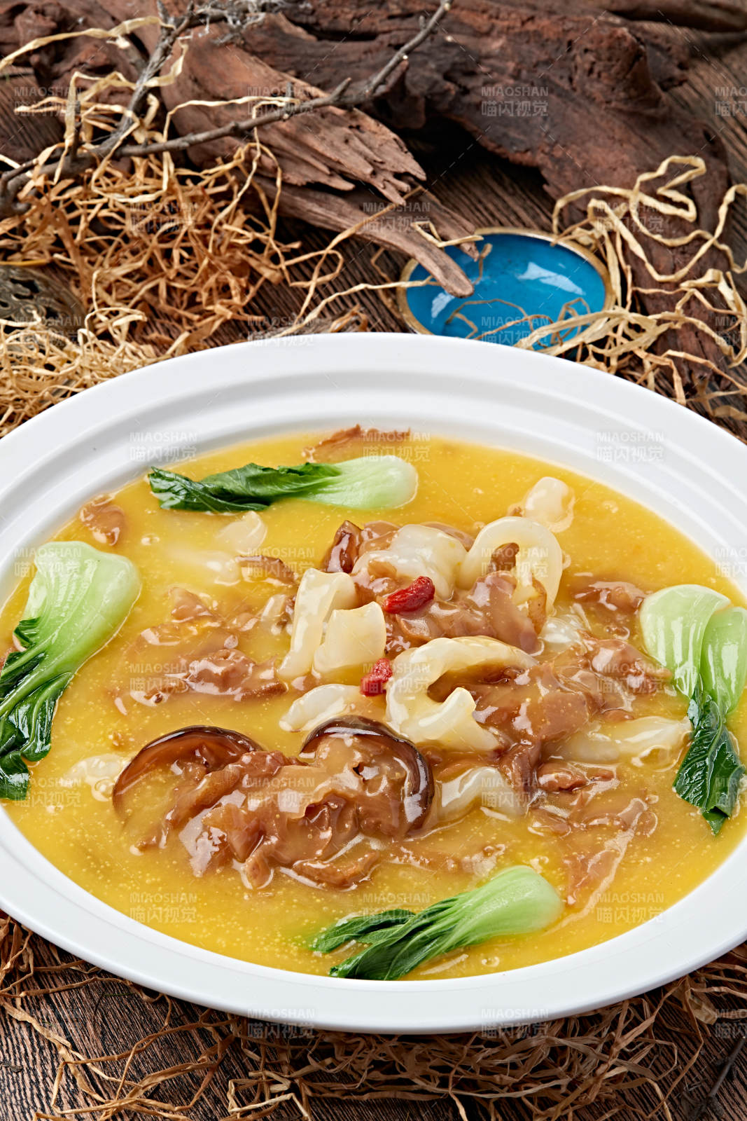 浓汤灵芝菌炖花胶