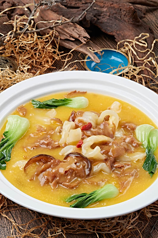 浓汤灵芝菌炖花胶