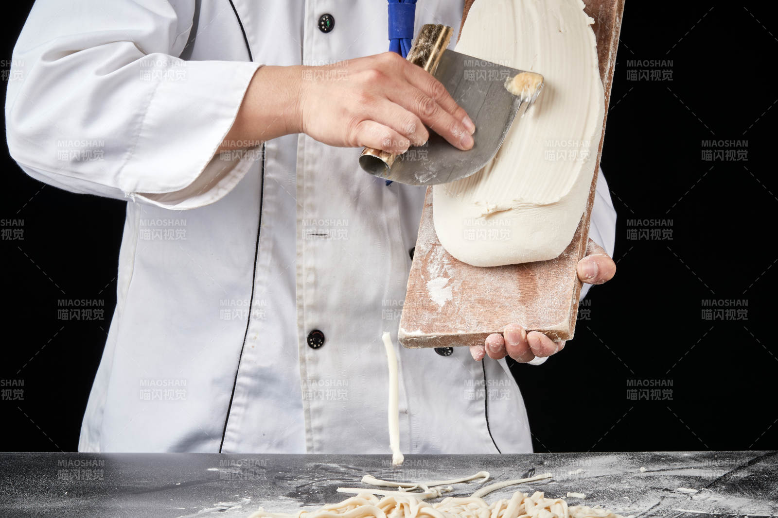 技藝精湛的山西刀削面師在展示刀削面制作