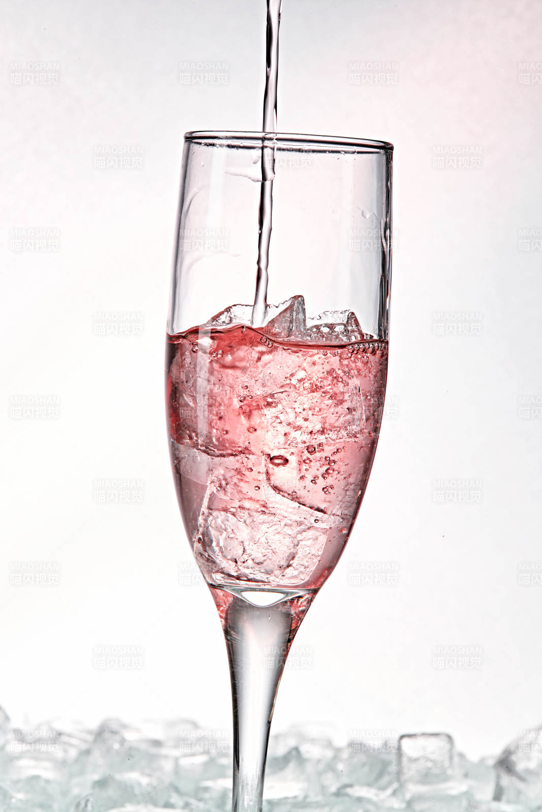 布满冰块的酒杯中的清凉桃子味预调酒