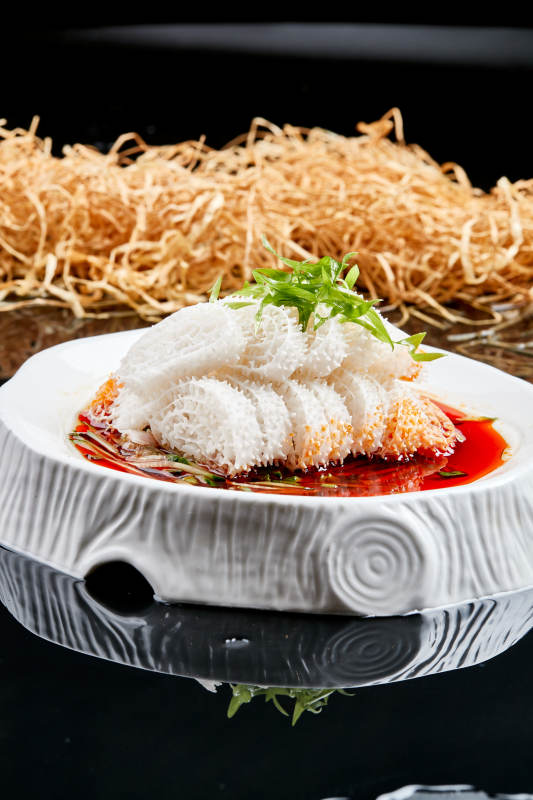 白色瓷盤裝的川味紅油魔芋肚