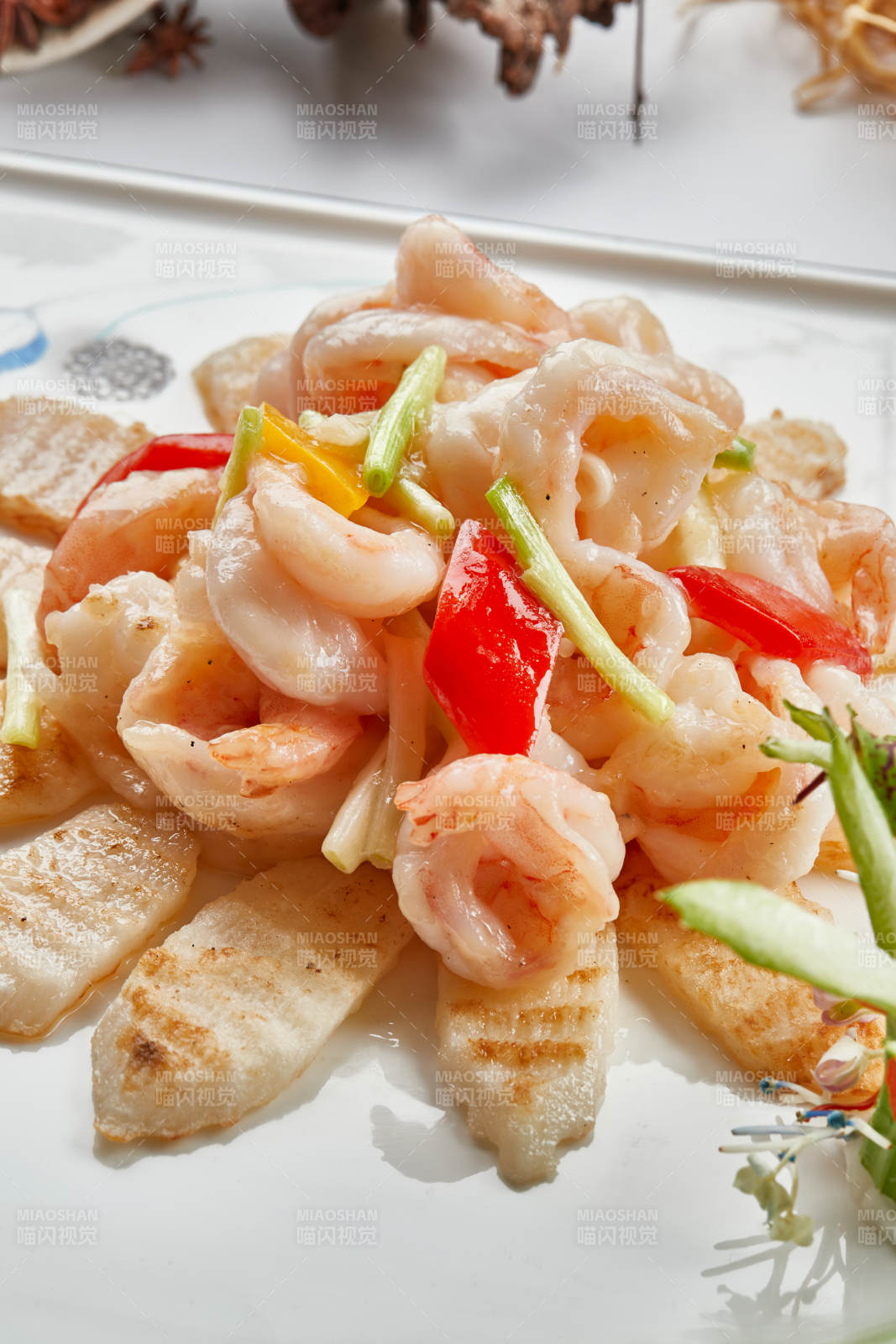 白色瓷盘装的铁板杏鲍菇清炒大虾仁-摄影图