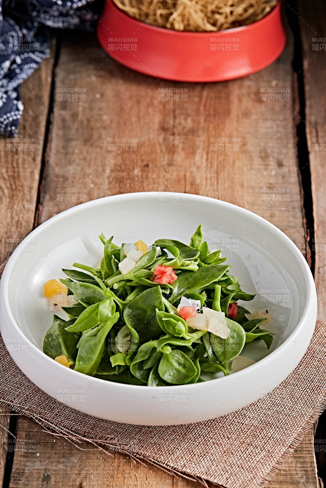 白色瓷盤裝的的水果粒熗拌穿心蓮