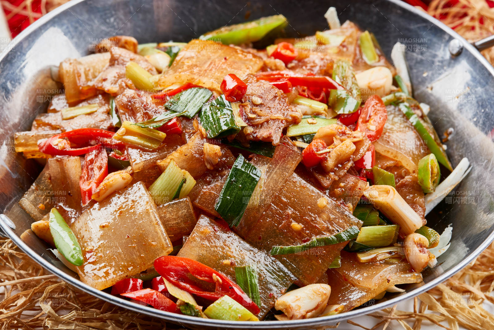 不銹鋼餐具裝的香辣蒜薹鍋仔冷面