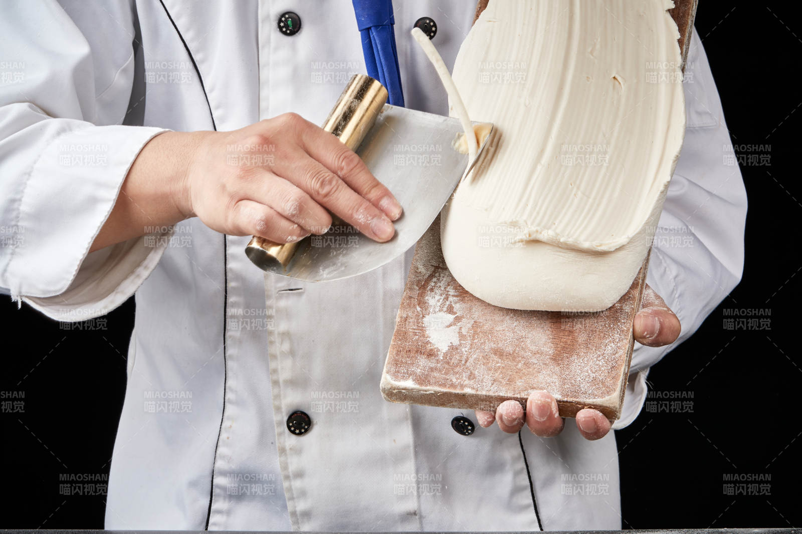 技藝精湛的山西刀削面師在展示刀削面制作