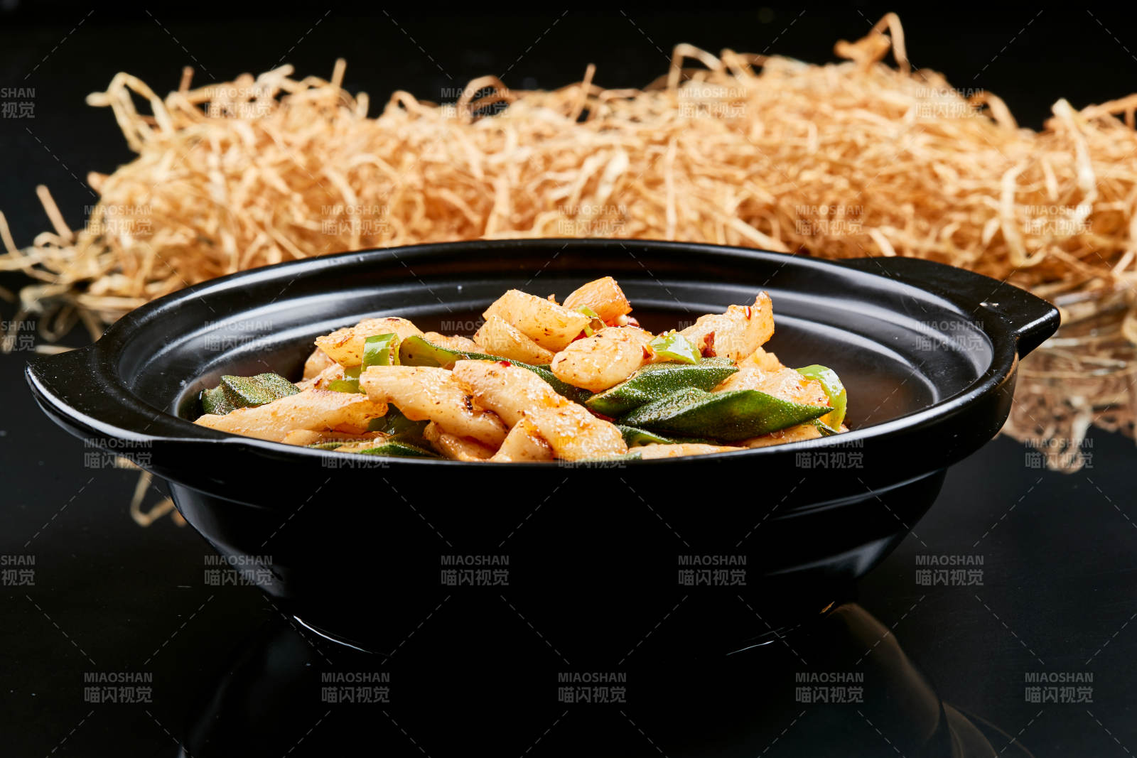 黑色背景上的香辣砂锅秋葵长山药-摄影图