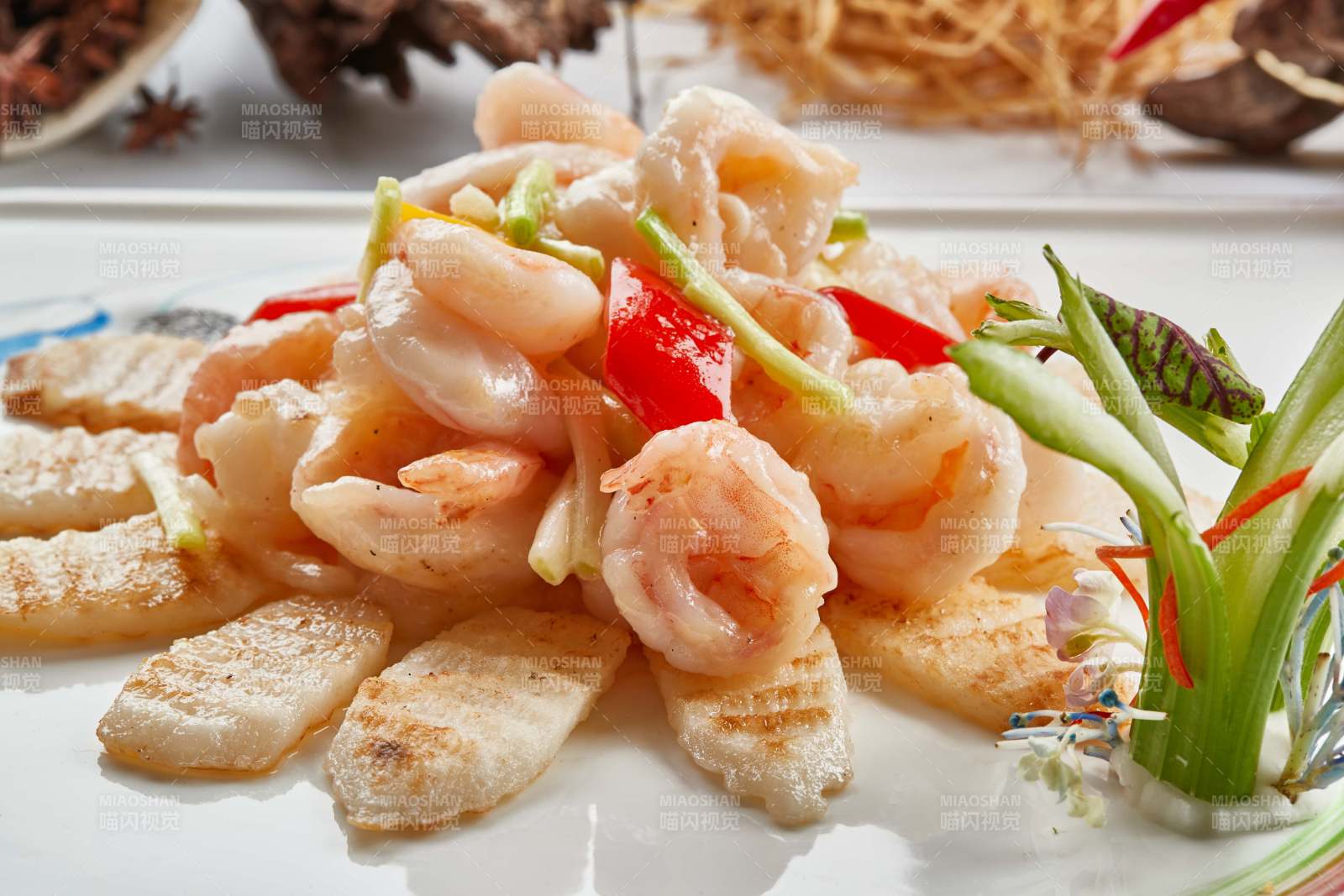白色瓷盘装的铁板杏鲍菇清炒大虾仁-摄影图