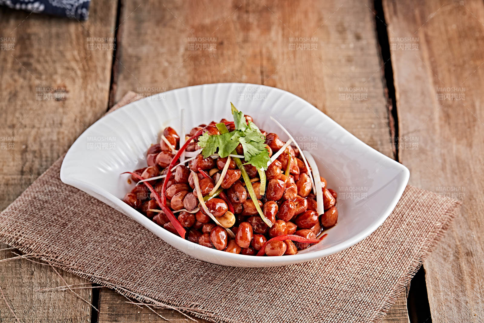 白色瓷盤裝的老醋花生米