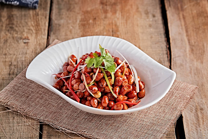 白色瓷盤裝的老醋花生米