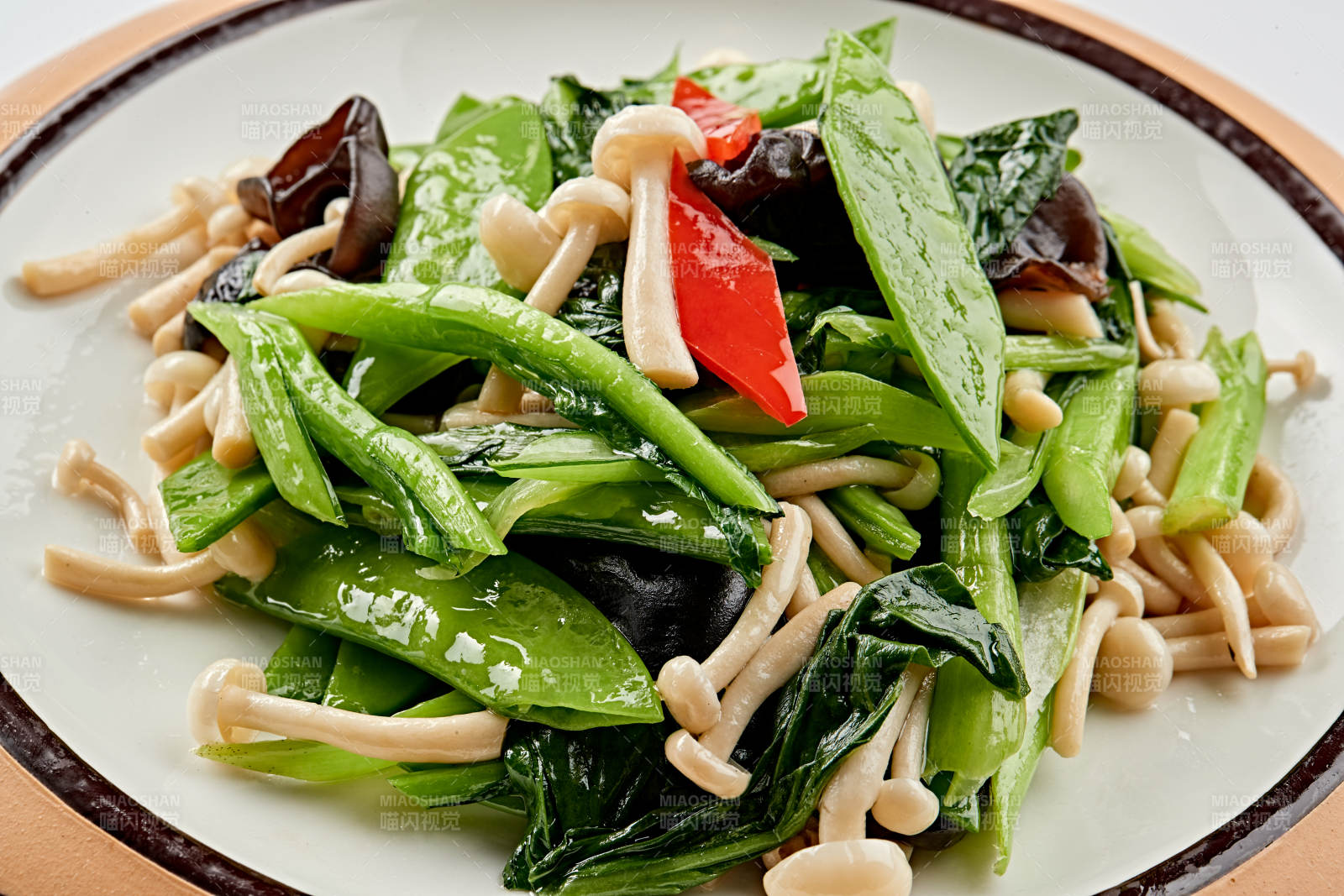 精美餐具装的粤式小炒彩椒蜜豆芥蓝白玉菇-摄影图