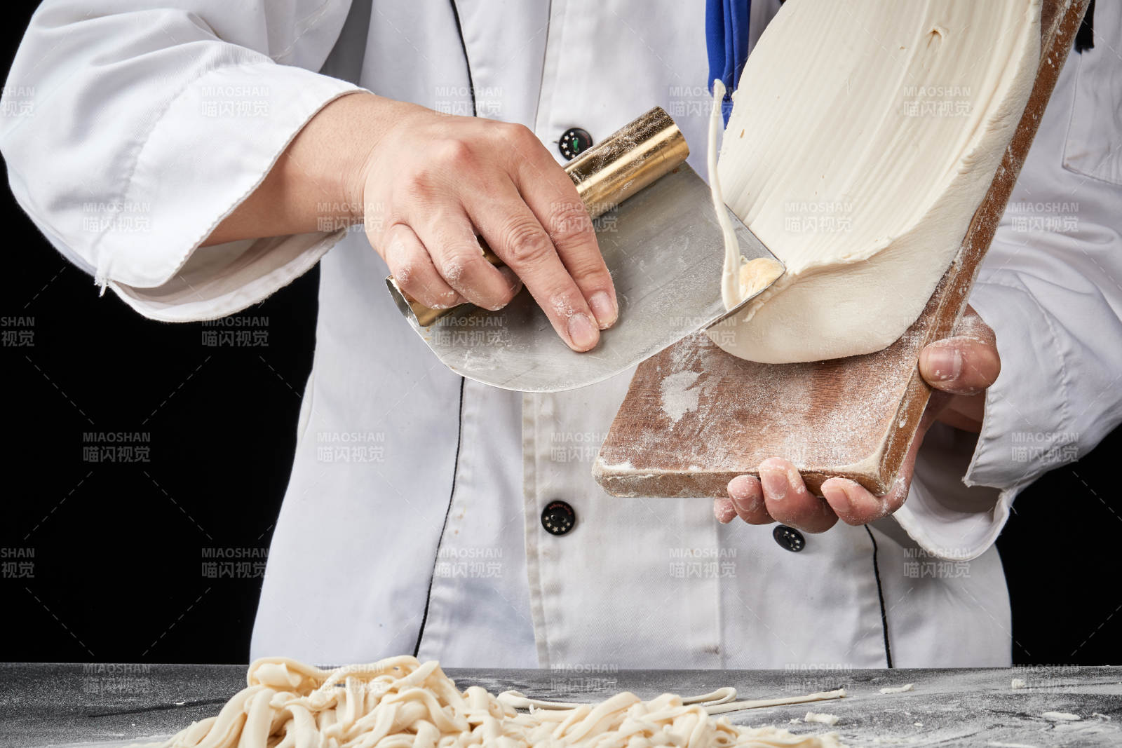 技藝精湛的山西刀削面師在展示刀削面制作