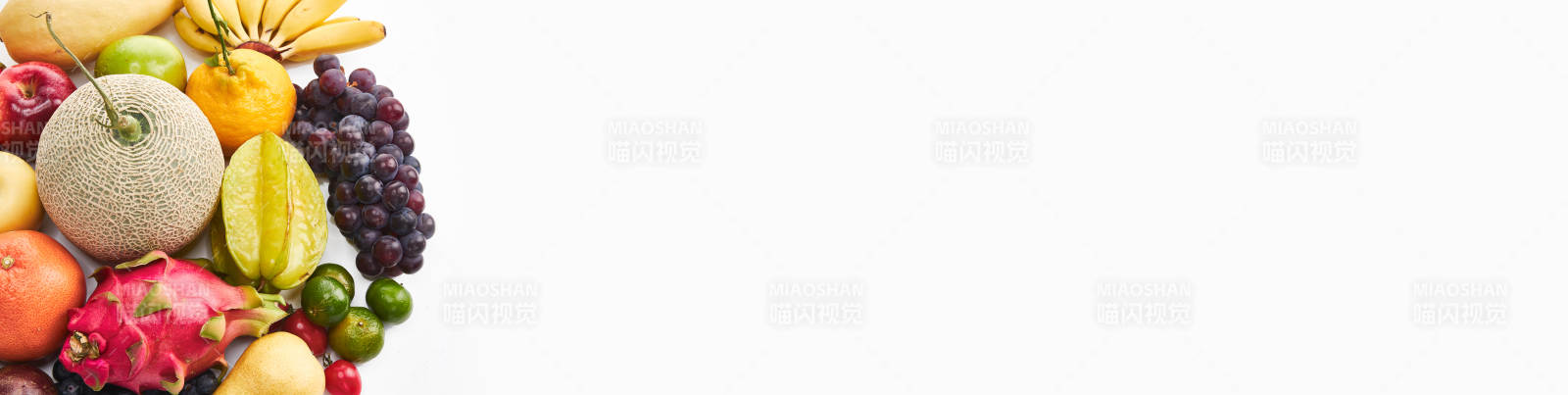 白色背景上擺放的生鮮混合水果