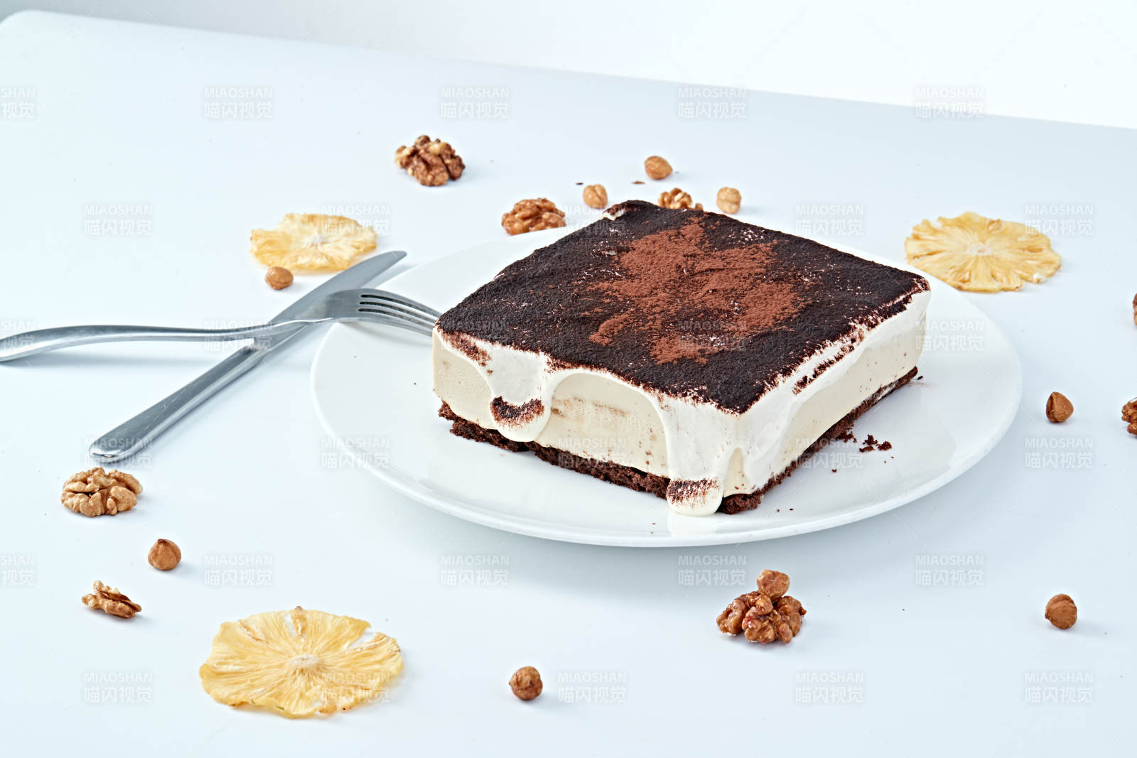 可可粉撒粉鲜奶酪黑森林蛋糕