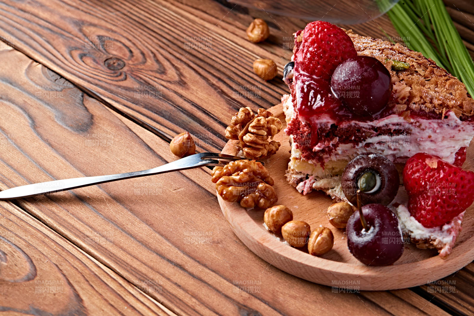 鮮水果點綴的鮮奶慕斯草莓烤堅果生日蛋糕