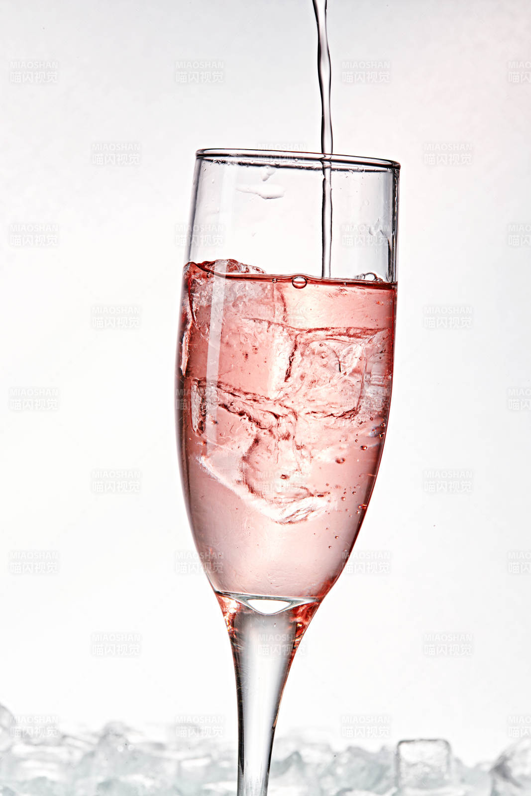 布满冰块的酒杯中的清凉桃子味预调酒