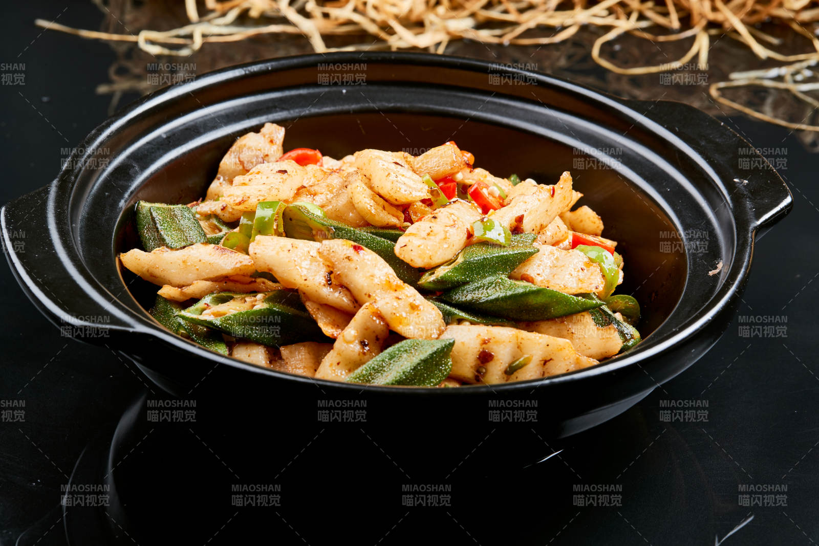 黑色背景上的香辣砂锅秋葵长山药-摄影图