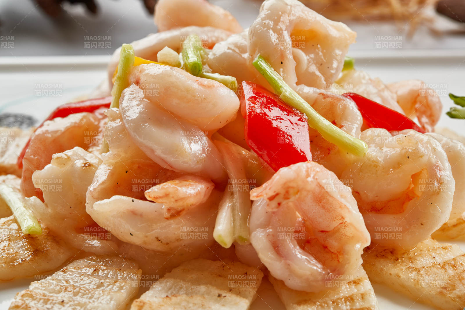 白色瓷盘装的铁板杏鲍菇清炒大虾仁-摄影图
