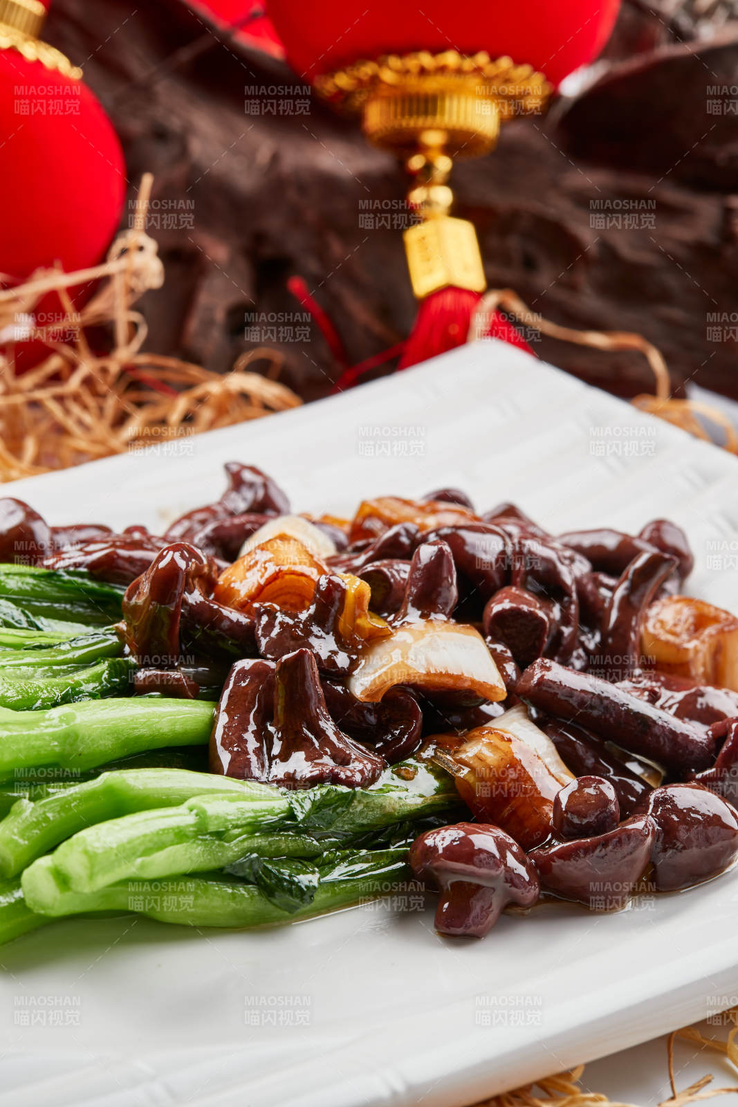 白色瓷盘装的芥蓝白灼红肉菇