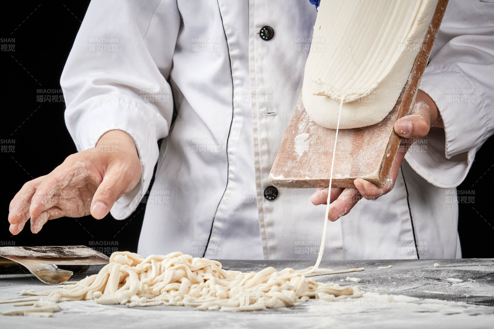技藝精湛的山西刀削面師在展示刀削面制作