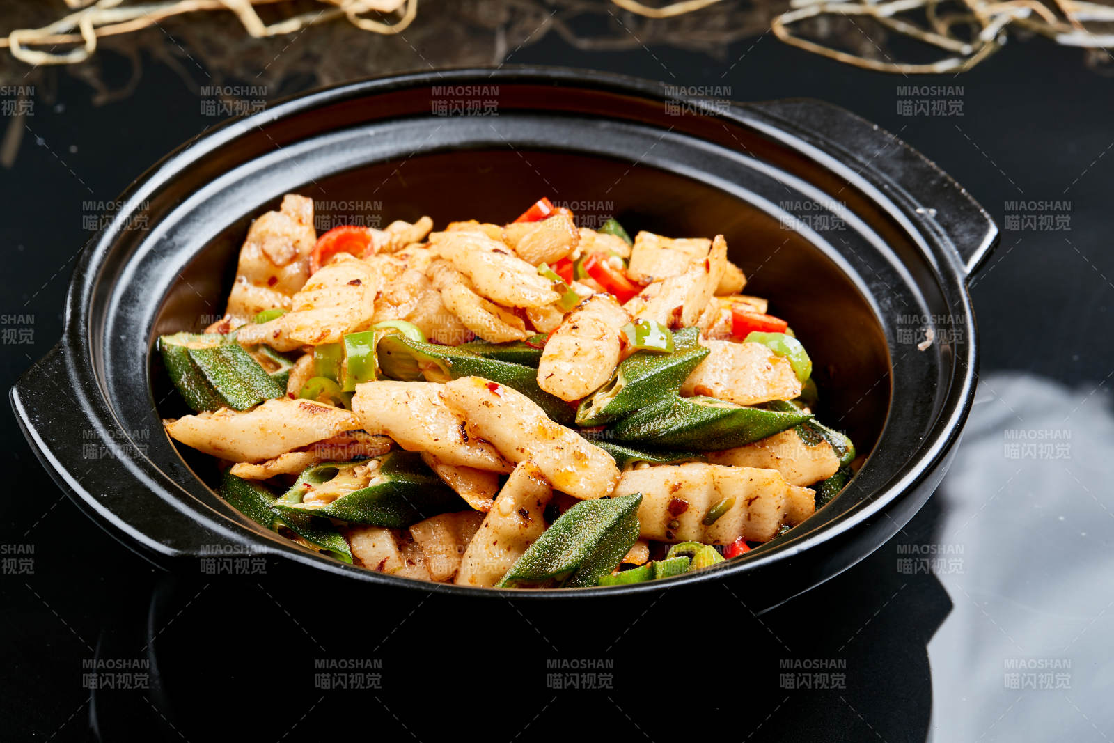 黑色背景上的香辣砂锅秋葵长山药-摄影图