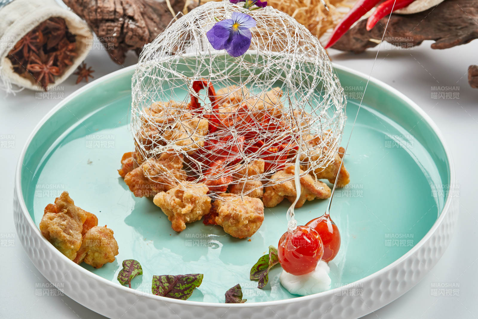 青釉瓷盤裝的脆椒咸鮮炸雞塊