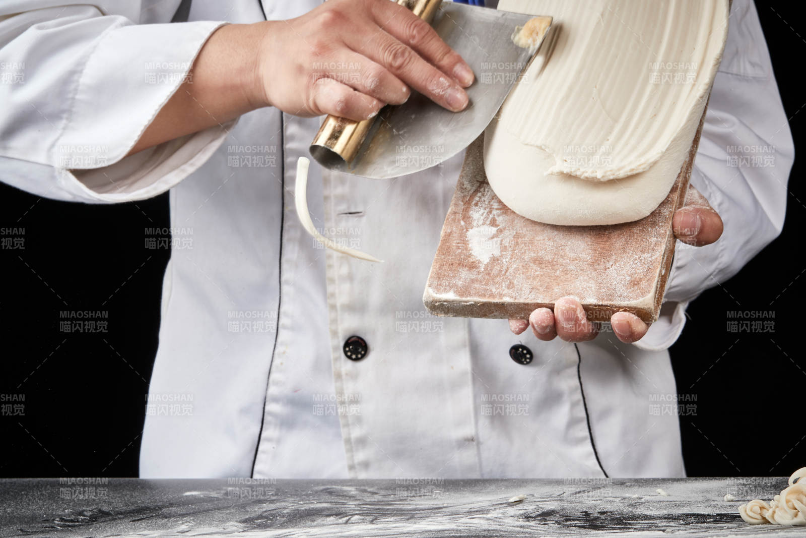 技藝精湛的山西刀削面師在展示刀削面制作