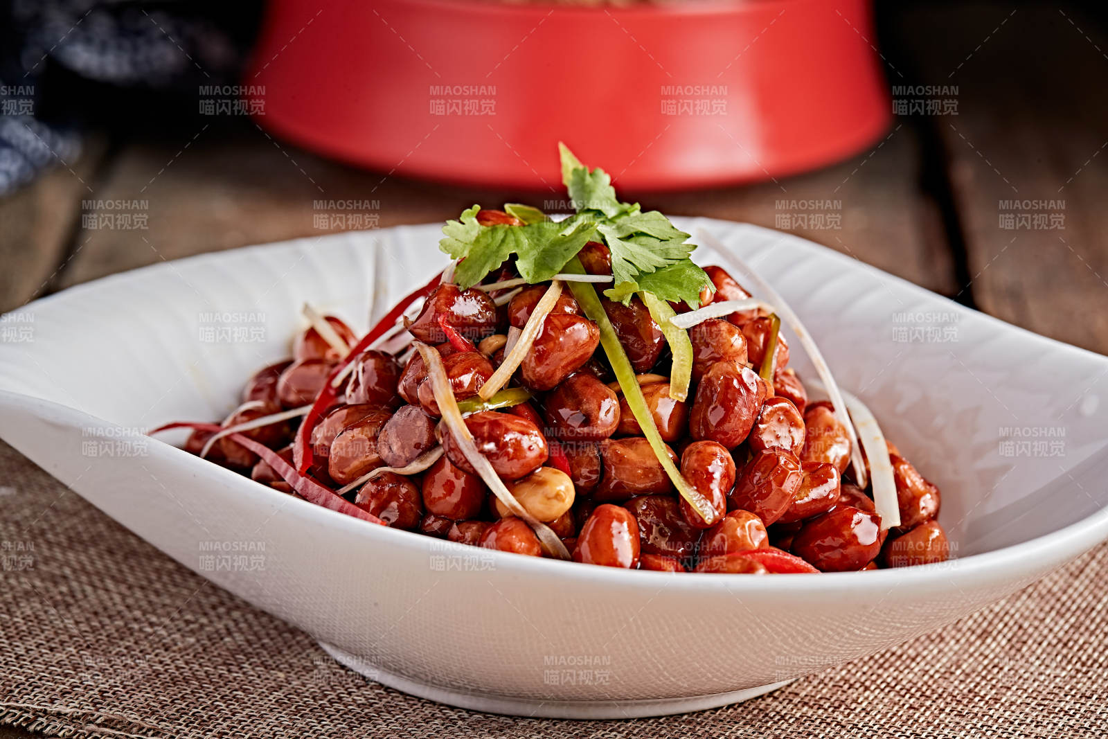 白色瓷盤裝的老醋花生米