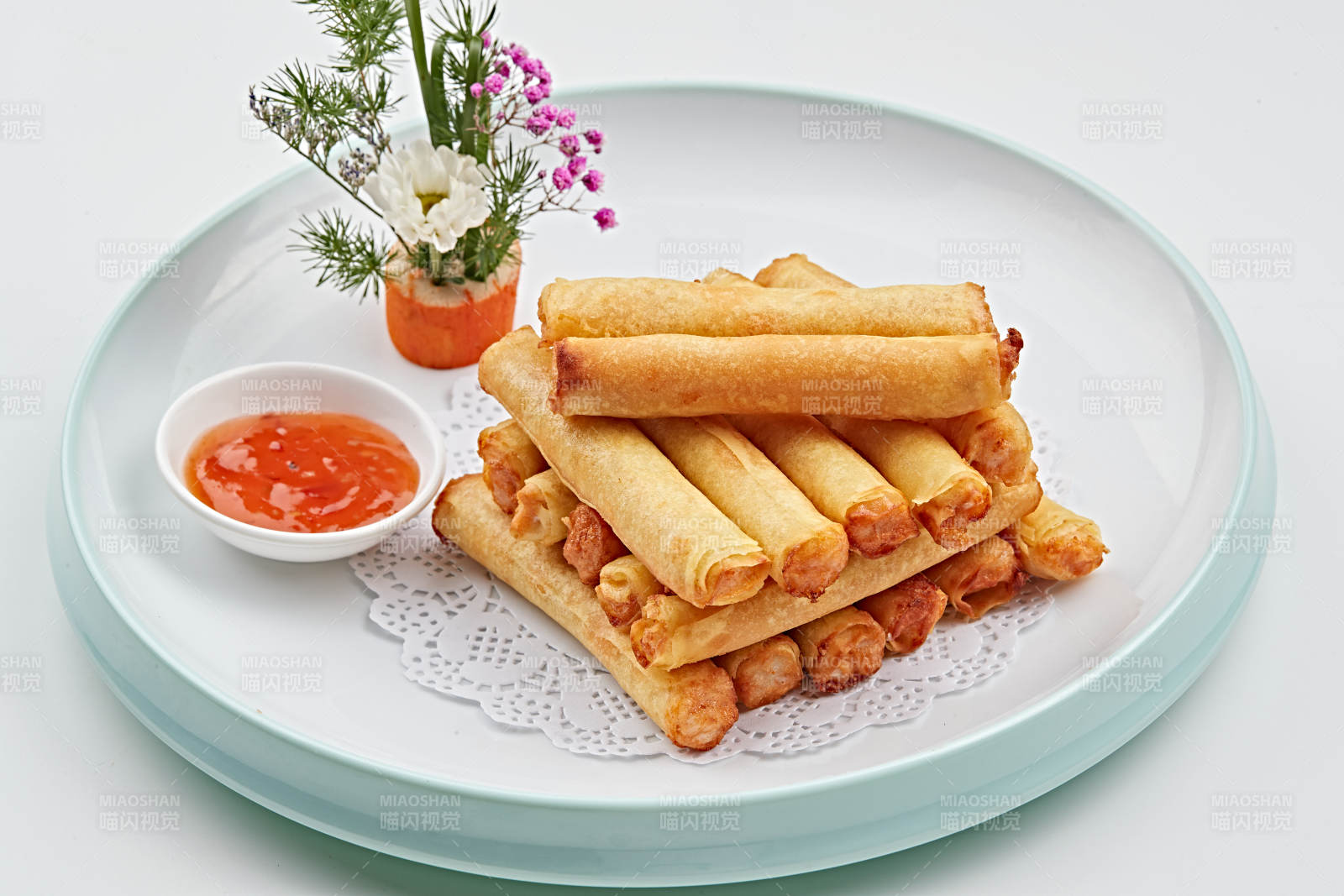 精美瓷盘装的油炸里脊肉春卷