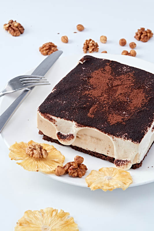 可可粉撒粉鲜奶酪黑森林蛋糕