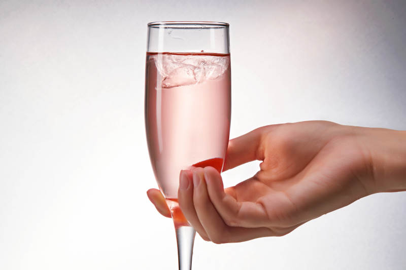 布满冰块的酒杯中的清凉桃子味预调酒