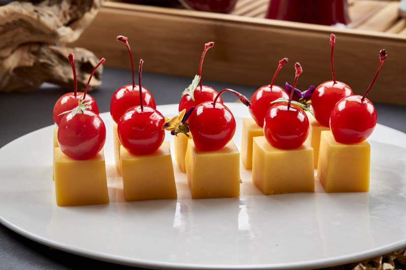 制作精美的涼菜南瓜慕斯配櫻桃