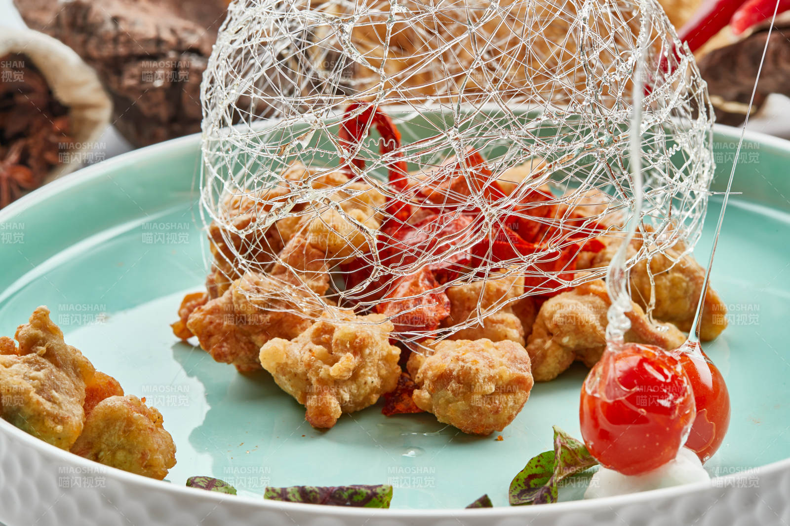 青釉瓷盤裝的脆椒咸鮮炸雞塊