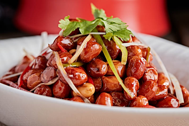 白色瓷盤裝的老醋花生米